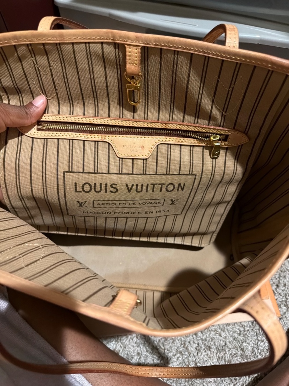 Louis Vuitton - Picture 2 of 5